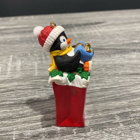 Hallmark | Mom: “A Mom is a Special Gift” (1996) - Vintage Keepsake Ornament - Picture 11 of 14